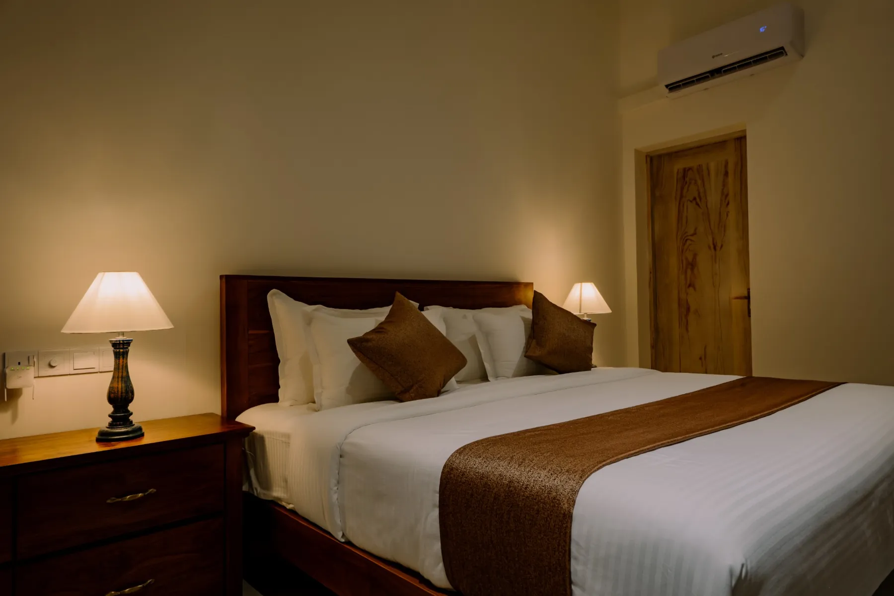 King bedroom at Terra Chas Cinnamon House